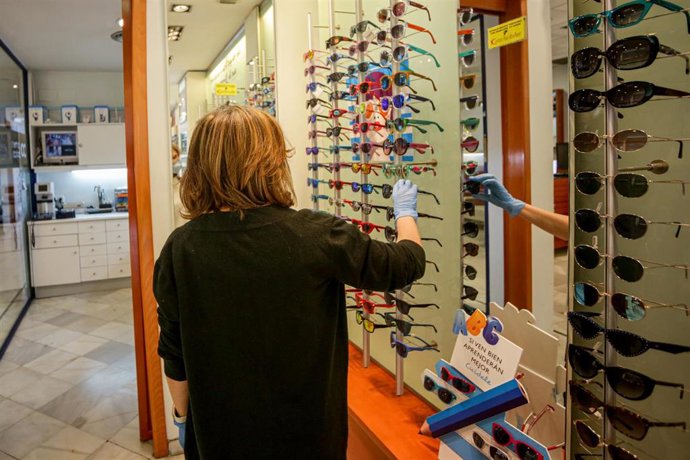 La dueña de la óptica Primera Ópticos Fersan - Alcalá de Henares