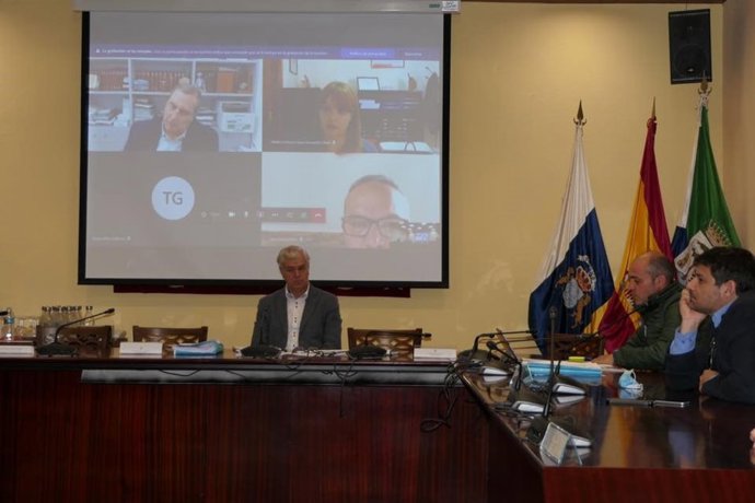 El presidente del Cabildo de El Hierro, Alpidio Armas, preside la reunión del comité técnico insular sobre el coronavirus