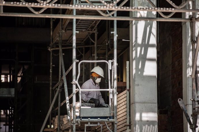Un operario trabaja en la obra de un edificio durante el día 45 del estado de alarma decretado por el Gobierno por la pandemia del Covid-19, en Barcelona/Catalunya (España) a 28 de abril de 2020.