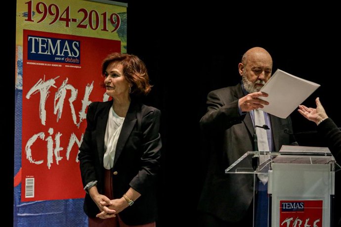 (I-D) La vicepresidenta del Gobierno en funciones, Carmen Calvo, y el director de la Revista Temas, José Félix Tezanos
