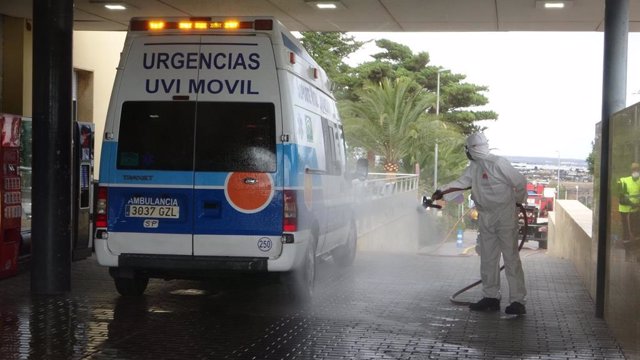 Desinfección de una ambulancia en el Ára de Urgencias del Hospital Torrecárdenas (Almería)