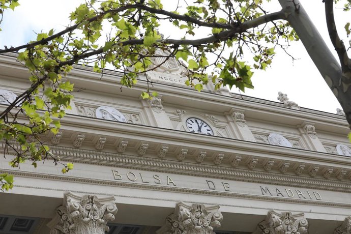 Fachada del edificio de la Bolsa de Madrid.
