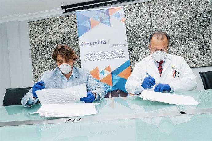 El presidente de Ashotel, Jorge Marichal (i), en la firma del convenio con Eurofins LGS Megalabs para realizar test rápidos de coronavirus