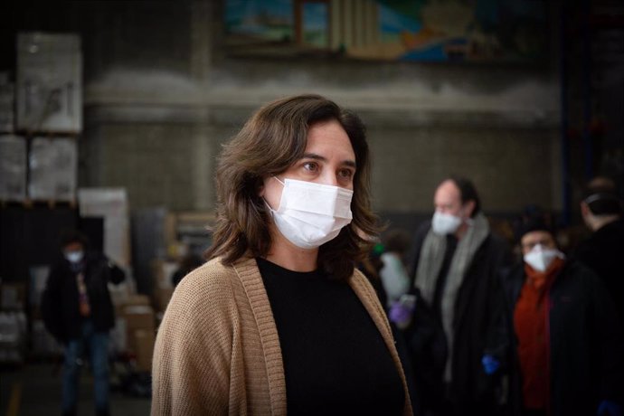 La alcaldesa de Barcelona, Ada Colau, protegida con mascarilla tras la llegada a Barcelona de hasta 12 toneladas de material sanitario procedente de China, a 2 de abril de 2020.