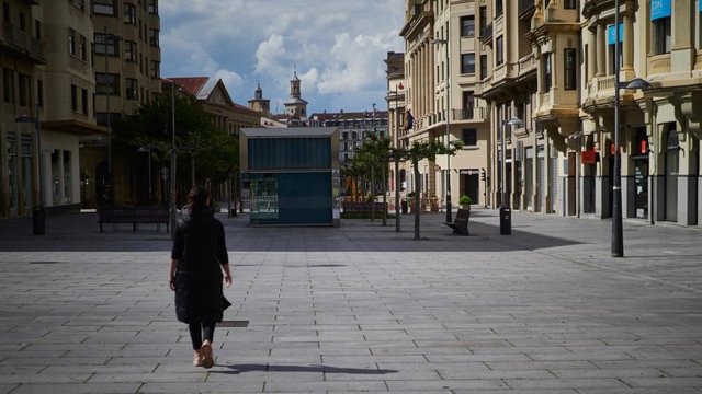 La comercial Avenida Carlos III de Pamplona vacía por sus tiendas cerradas durante el Estado de Alarma decretado por el Gobierno de España como consecuencia del coronavirus COVID-19. 