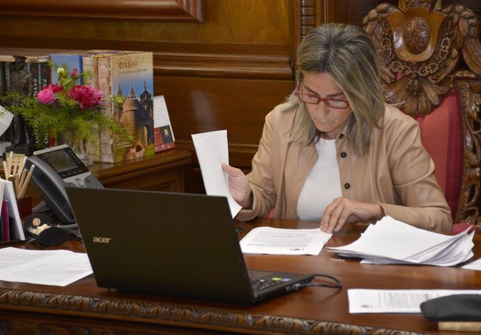 La alcaldesa de Toledo, Milagros Tolón, estudia expedientes.