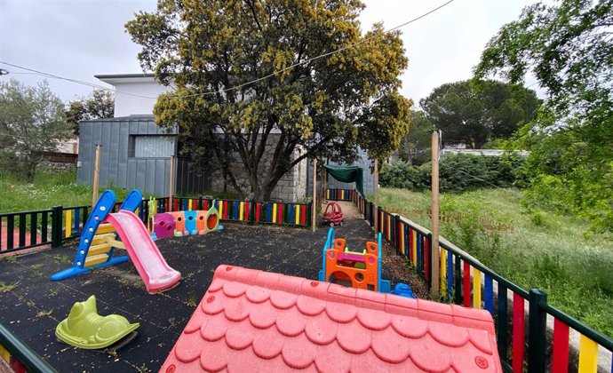 Parque y zonas exteriores pertenecientes a una escuela infantil.
