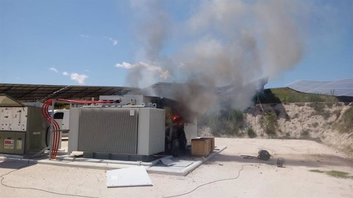 Extinguido un incendio declarado en una planta fotovoltaica en el paraje La Retamosa, en Mula