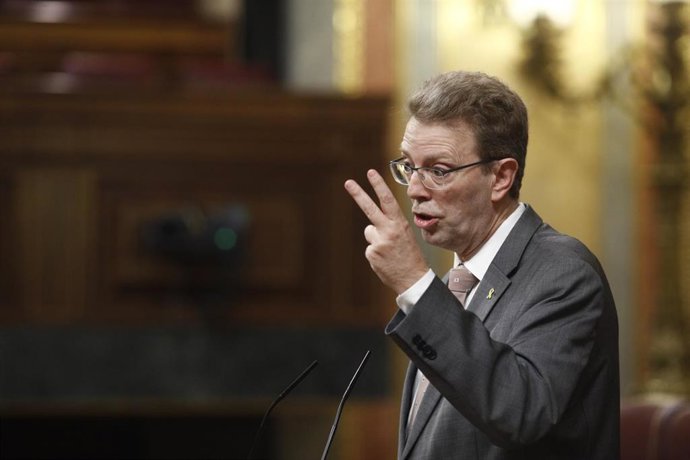 El portavoz del PNV en el Congreso de los Diputados,Ferran Bel, interviene en un pleno desde su escaño. 