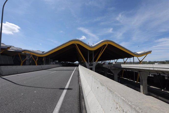 Carretera para acceder a la Terminal 4 del Aeropuerto de Madrid-Barajas Adolfo Suárez en el día 46 del Estado de Alarma