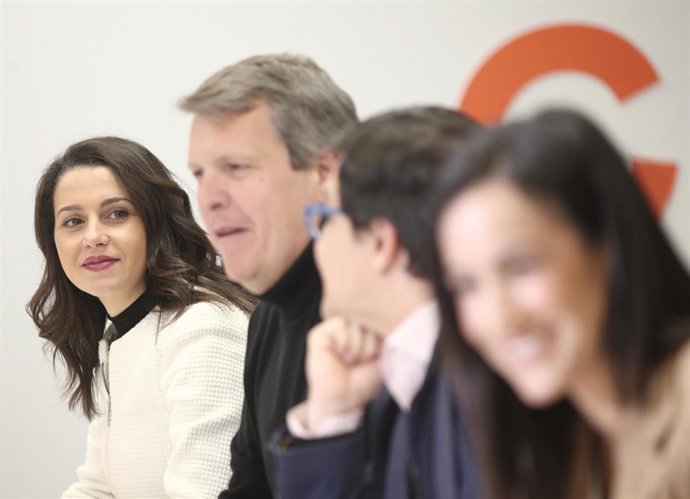 La presidenta de Ciudadanos, Inés Arrimadas, junto a varios miembros de la Ejecutiva del partido.