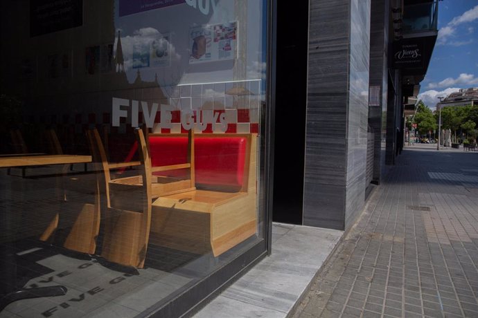 Cristalera de un establecimiento de la cadena de restaurantes Five Guys, cerrado durante el día 45 del estado de alarma decretado por el Gobierno por la pandemia del Covid-19, en Barcelona/Catalunya (España) a 28 de abril de 2020.