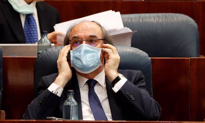 El portavoz del PSOE-M en la Asamblea autonómica, Ángel Gabilondo, se coloca la máscara sanitaria