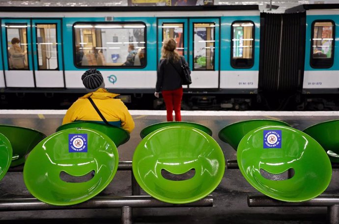 El metro de París con indicaciones para mantener el distanciamiento social ante la pandemia. 
