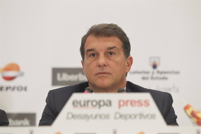 Fútbol.- Laporta: "La solución natural para el banquillo sería Xavi"