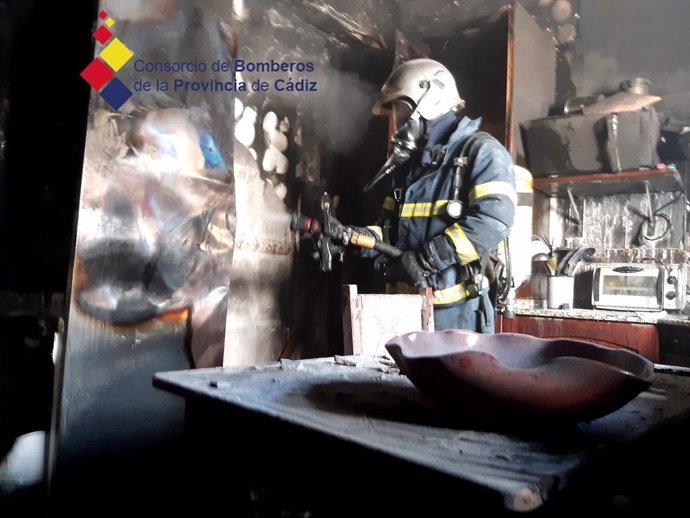 Bomberos intervienen en el incendio de una vivienda vacía en Conil (Cádiz)