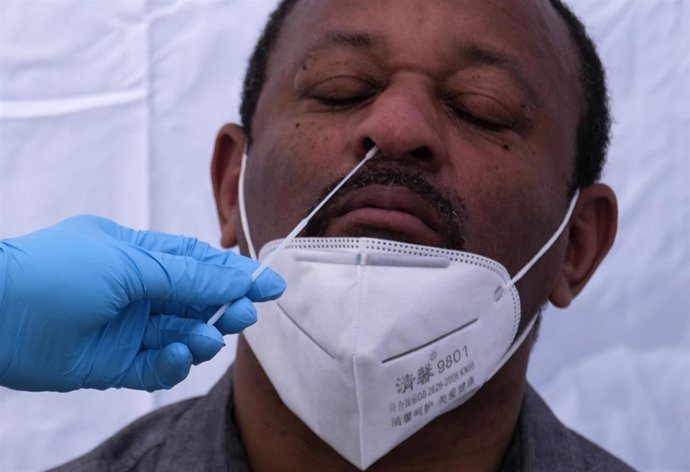 Un sanitario realiza una prueba diagnóstica del coronavirus a un hombre en Los Ángeles, en Estados Unidos. 