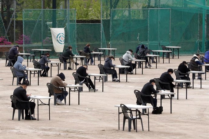 Aspirantes a una licencia de venta de seguros realizan el examen en las instalaciones deportivas del campus de la Universidad de Myeonggi, en Seúl, Corea del Sur.