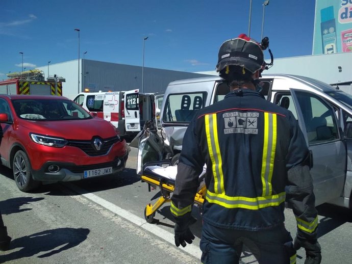 Liberan a los ocupantes de una furgoneta accidentada tras colisionar contra otro vehículo en Cieza