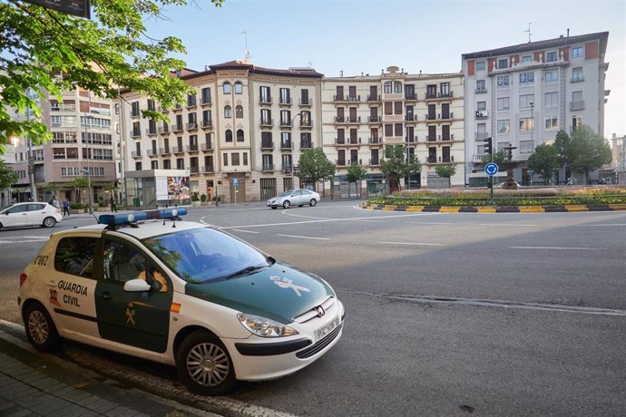 Un coche de la Guardia Civil en Pamplona un día después de que el Gobierno anunciara las medidas de desescalada por la pandemia del coronavirus, en Pamplona (Navarra) a 29 de abril de 2020.