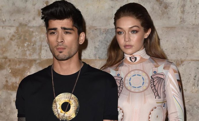 Givenchy : Front Row - Paris Fashion Week Womenswear Spring/Summer 2017