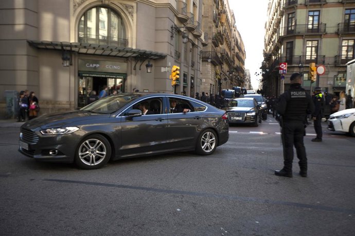 El coche oficial del presidente del Gobierno, Pedro Sánchez, escoltado por otros dos coches y un cordón de seguridad
