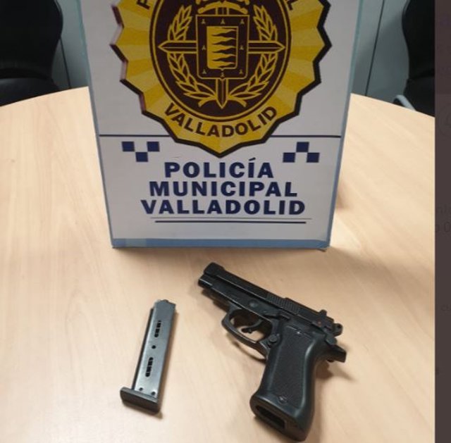 Pistola detonadora intervenida a un varón.