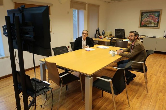 El vicepresidente y conseller de Transición Energética y Sectores Productivos, Juan Pedro Yllanes, y el director general de Comercio, Miquel Pinyol, durante la reunión sectorial telemática que han mantenido con el Ministerio de Industria