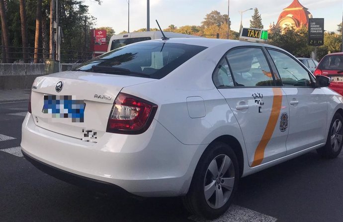 Un taxi por las calles de Sevilla