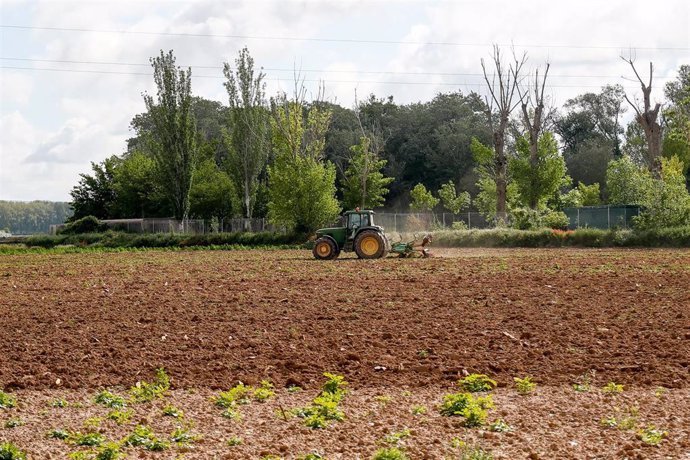 Un tractor ara un terreno de Aranjuez durante el día 45 del estado de alarma por la pandemia del coronavirus, en Aranjuez/Madrid (España) a 28 de abril de 2020.