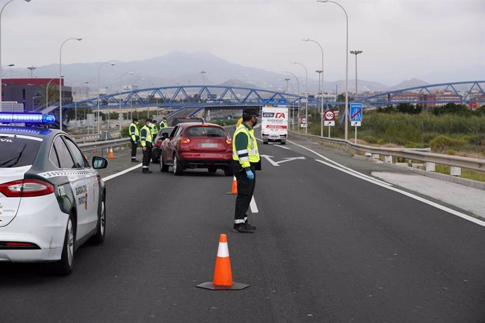 Efectivos de la Guardia Civil de tráfico realizan un control aleatorio en la carrertera A-7 dirección Málaga capital para controlar las entradas y salidas de vehículos de cara a la operación salida de Semana Santa. Málaga a 8 de abril del 2020