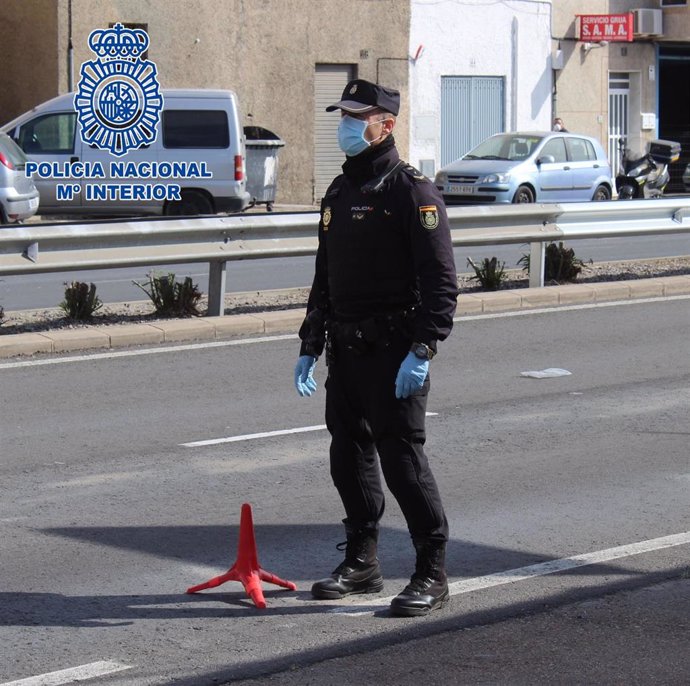 Un agente de Policía Nacional en un control en los accesos a Almería