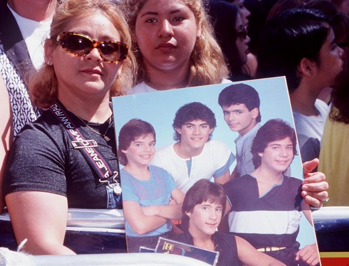 Fans de Ricky Martin con una foto de Menudo, el grupo en el dio sus primeros pasos