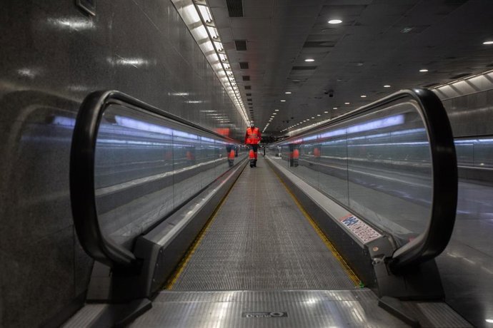 Una voluntaria de Cruz Roja camina por la estación catalana de Diagonal, en Barcelona (Cataluña, España), a 14 de abril de 2020.