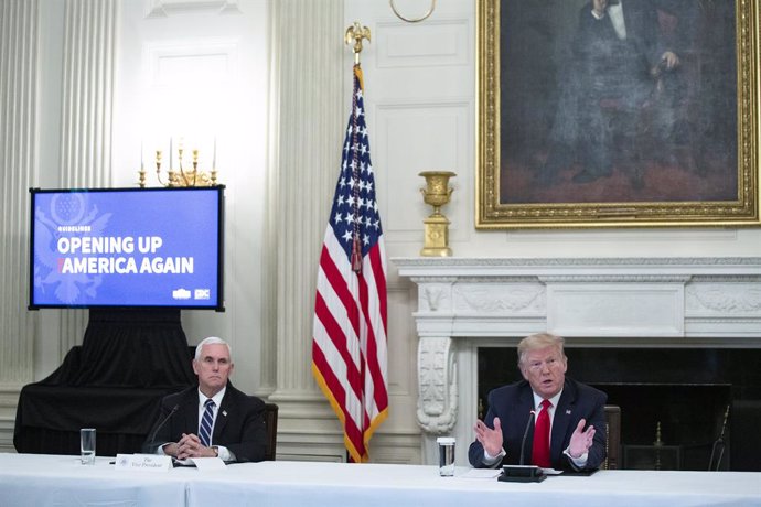 El presidente de Estados Unidos, Donald Trump, junto al vicepresidente, Mike Pence, en una mesa redonda celebrada con líderes empresariales. 