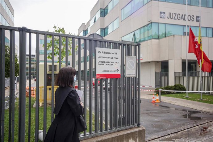 Una abogada vestida con toga y mascarilla entra a los Juzgados de lo Penal, Juzgados de Violencia sobre la mujer en Madrid