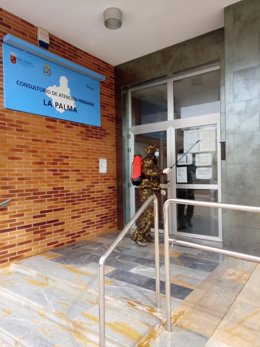 Un efectivo de la Armada desinfecta el exterior del consultorio de atención primaria de La Palma, en Cartagena