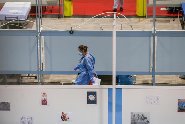 Una sanitaria camina por un pasillo del Hospital temporal de IFEMA para enfermos con Covid-19.