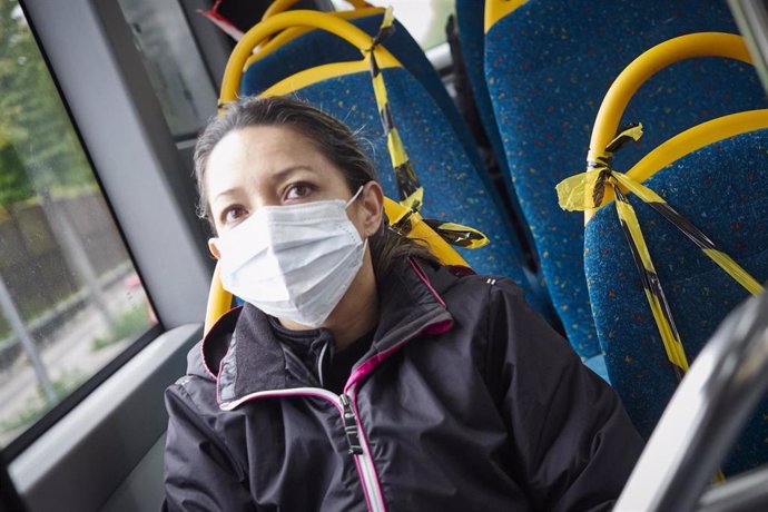 Una mujer con mascarilla en un autobús. Imagen de archivo.
