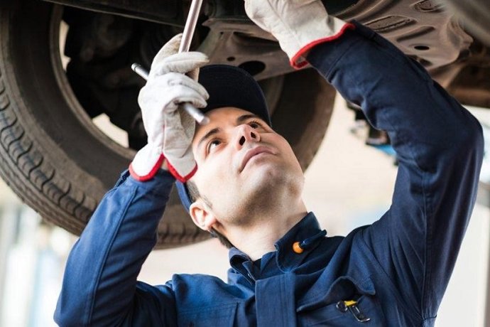 Mecánico reparando un vehículo.