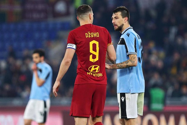Edin Dzeko y Francesco Acerbi discuten una jugada durante el Lazio-Roma de la Serie A 2019-2020