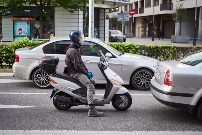 Una moto en la Avenida Baja de Navarra un día después de que el Gobierno anunciara las medidas de desescalada por la pandemia del coronavirus, en Pamplona (Navarra).