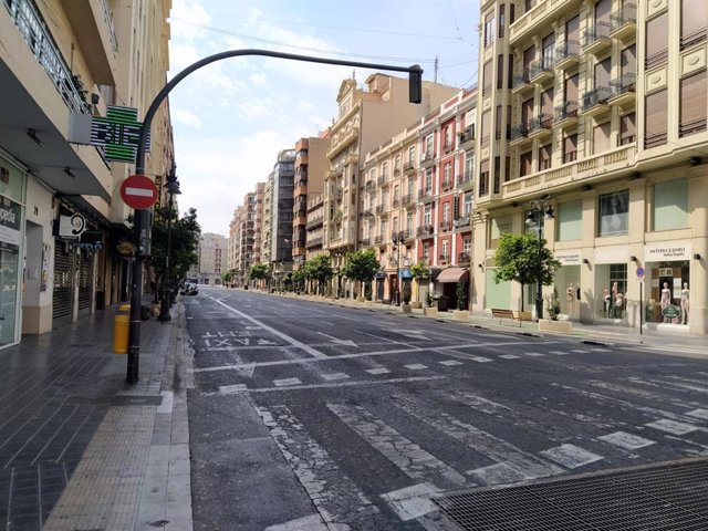 Calle vacía en el centro de València