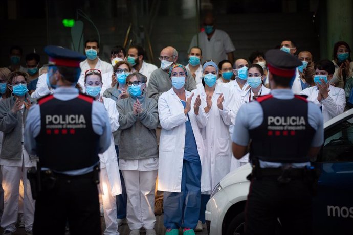 Aplauso de sanitarios a las puertas del hospital Clínic de Barcelona el 6 de abril de 2020.