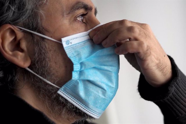 Un hombre se coloca una mascarilla para evitar el contagio de Covid-19, durante el día 46 de estado de alarma. En Vitoria, País Vasco, (España), a 29 de abril de 2020.