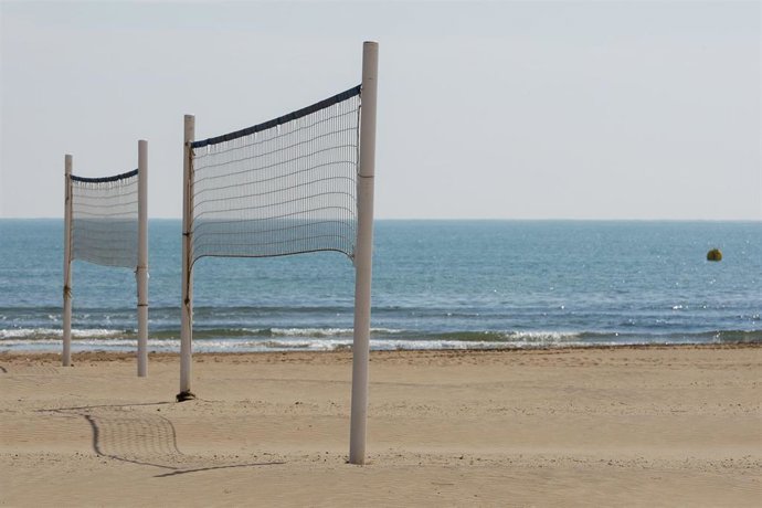 Vista general de la fachada del Hotel Las Arenas en playa de la Malvarrosa de Valencia durante un Jueves Santo marcado por el confinamiento obligado por el Estado de Alarma decretado por el Gobierno de España con motivo de la pandemia de coronavirus, CO
