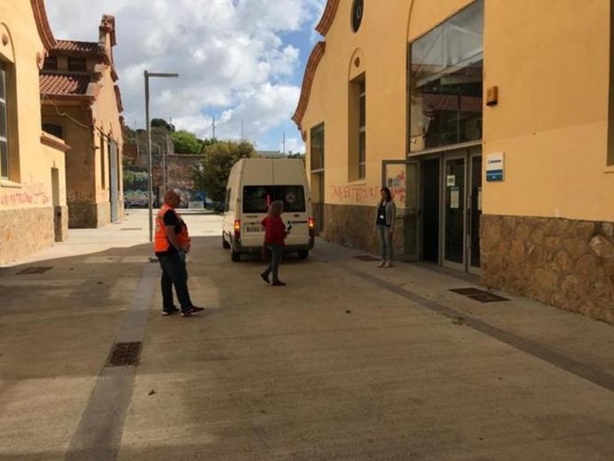 Reparto del servicio de comidas para personas vulnerables en Badalona (Barcelona)