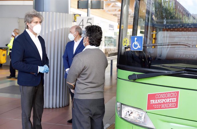El consejero de Transportes, Movilidad e Infraestructuras, Ángel Garrido, habla con un conductor de autobús durante la jornada de hoy donde ha acudido personalmente para agradecer el trabajo del personal del sector durante la crisis sanitaria.