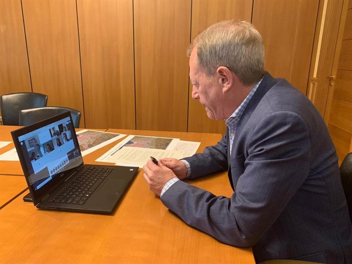 El concejal de Medio Ambiente y Movilidad de Gijón, Aurelio Martín, en rueda de prensa telemática
