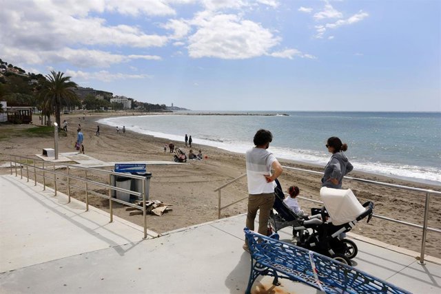 Una familia en la playa de La Malagueta el primer día en el que los menores de 14 años pueden salir, en Málaga (Andalucía ,España) a 26 de abril de 2020.